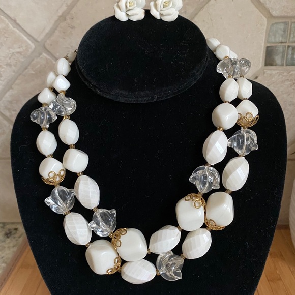 VINTAGE LUCITE ACRYLIC NECKLACE WITH EARRINGS - Picture 4 of 15